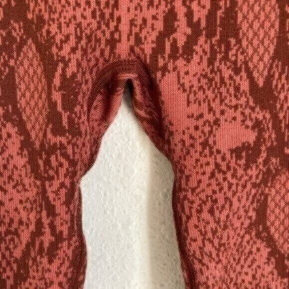 New Fabletics Boho High Rise Athletic Ribbed Seamless Snakeskin 7/8 Leggings - Picture 7 of 14